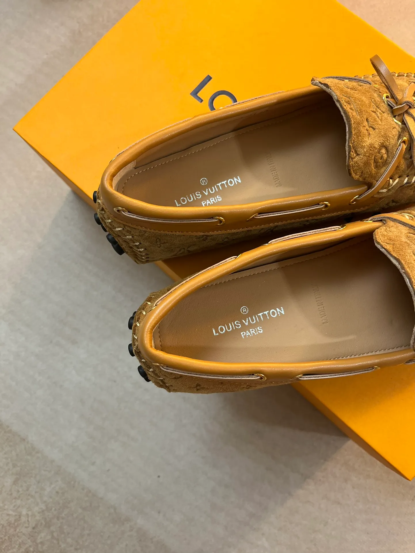 p460💰Couple model❤️🇫🇷 𝙇𝙤𝙪𝙞𝙨 𝙑𝙪𝙞𝙩𝙩𝙤𝙣 🇫🇷Louis Vuitton 2023 Classic𝓛𝓿 𝓣𝓻𝓪𝓲𝓷𝓮𝓻 Sports Series ➪➪➪¯ [Arizona Doudou Shoes Series] ▪️▪️▪️Arizona slip-on shoes are made of Monogram Eclipse canvas. Its hand-painted and dyed edges and hand-sewn uppers fully demonstrate Louis Vuitton's traditional shoemaking craftsmanship. This slip-on shoe is very lightweight. The integrated tongue and upper make it particularly comfortable and flexible. The soft outsole is equipped with rubber padding. Decorated with matching sash. Detailed features: ☑️Monogram Eclipse canvas ☑️Black Eclipse pattern ☑️Hand-painted shoe edges ☑️Hand-sewn uppers (each pair takes time to process) ☑️Integrated tongue and upper construction ☑️Outsole equipped with rubber lining ☑️size: 35_46